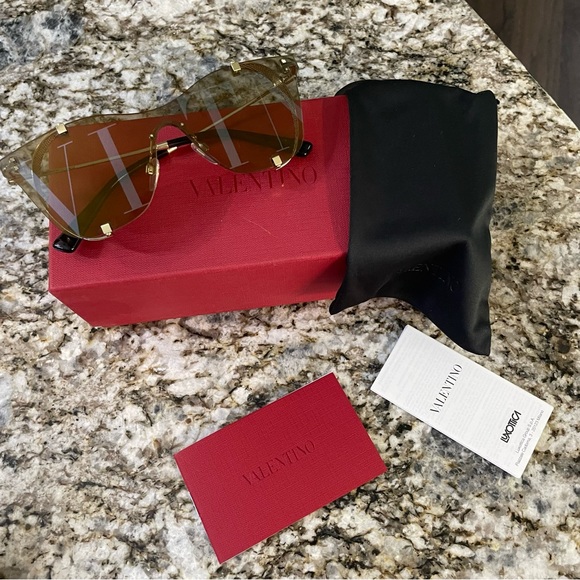 Valentino Accessories - Valentino billboard sunglass